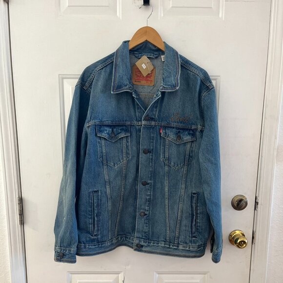 Levi's Unisex Trucker Classic Relaxed Embroider Chest Denim Jacket Sz Lr - Picture 1 of 11